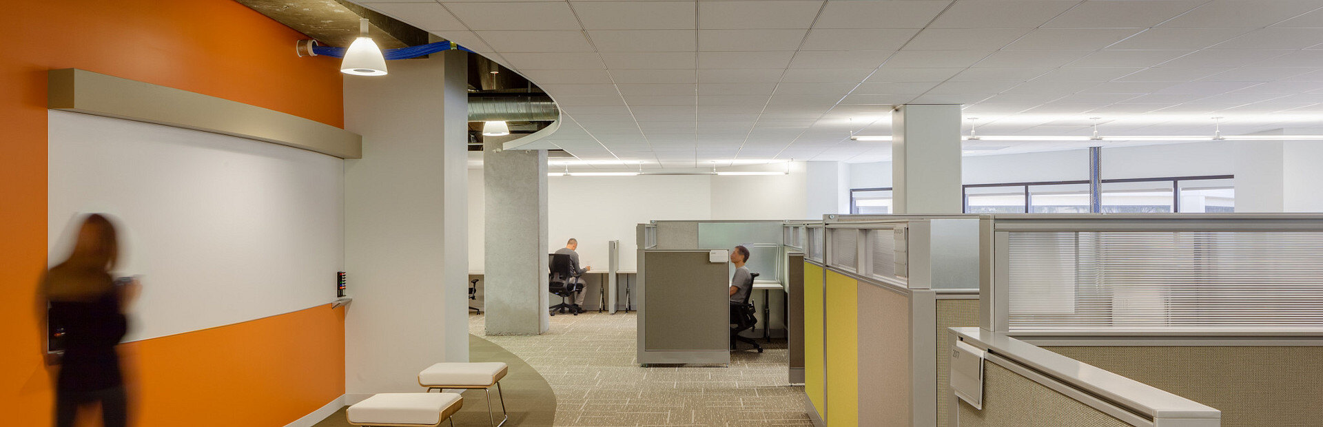 KI WORKPLACE Unite-System-Workstations-and-Lyra-Ottomans-with-people