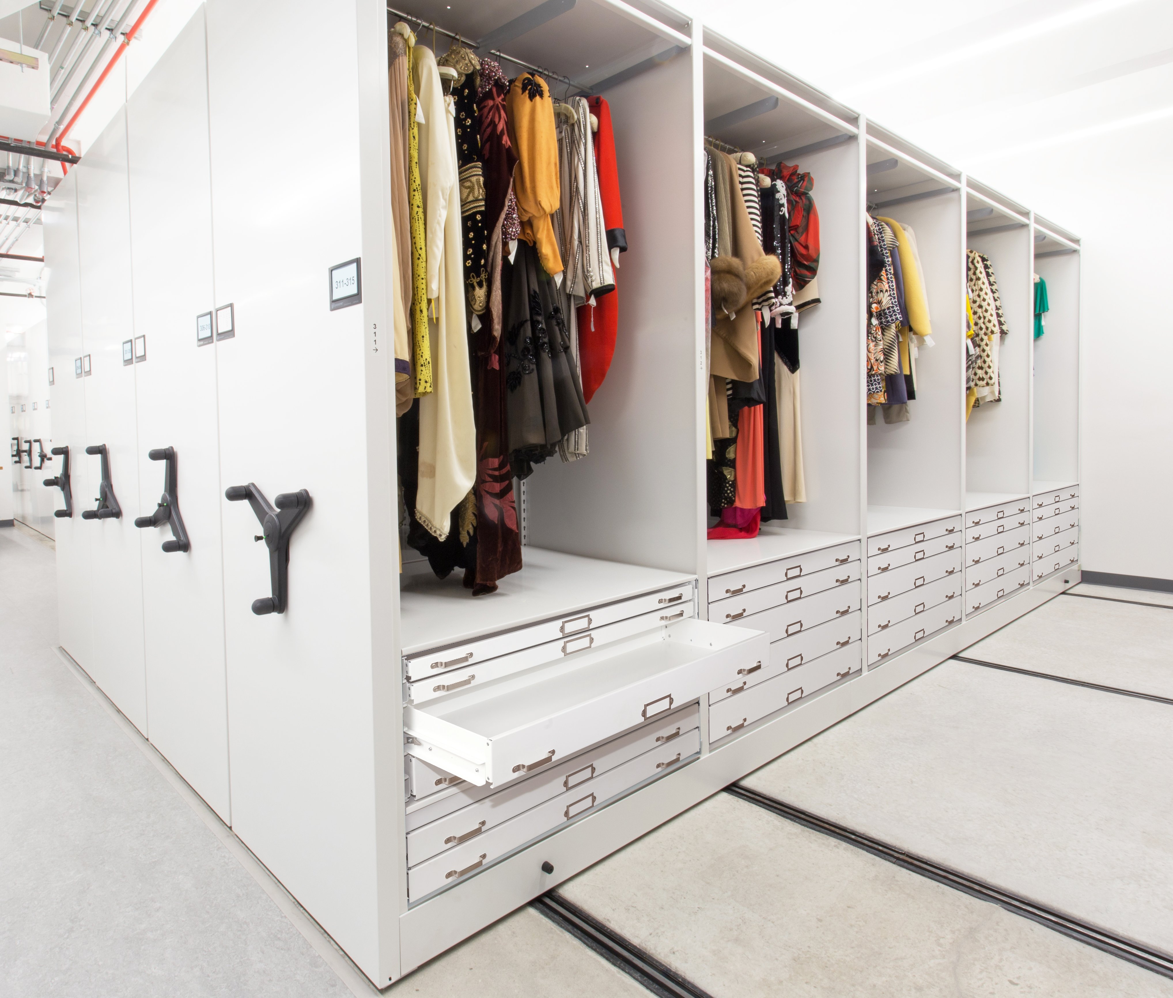 Nantucket Drawers and Trays on Museum 4-Post Mobile System