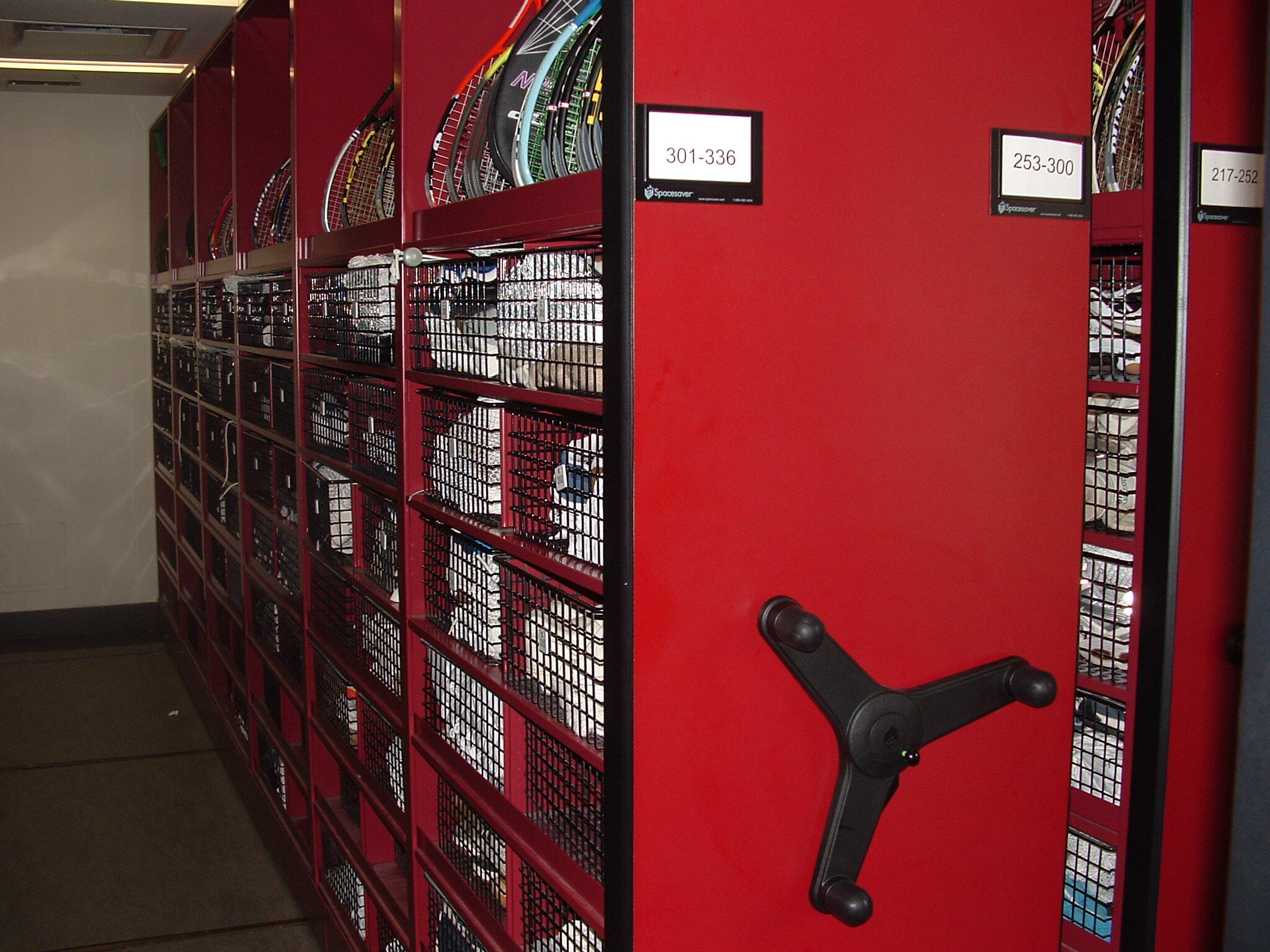 Mechanical-assist mobile storage 